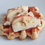 Gaufre au Brie et aux pommes, éclats de noisettes torréfiées