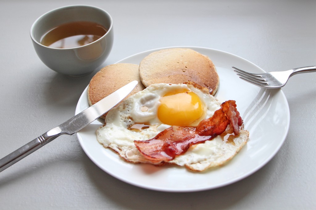 Pancakes au sarrasin, oeuf, bason et sirop d'érable