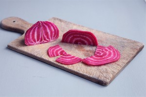 Betterave chioggia pour une salade lentilles, mâche, betterave et grenade