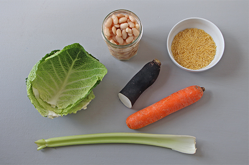 Minestrone d'hiver : bouillon aux croûtes de parmesan, chou, carottes, haricots blancs, pâtes