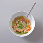 Minestrone d'hiver : bouillon aux croûtes de parmesan, chou, carottes, haricots blancs, pâtes