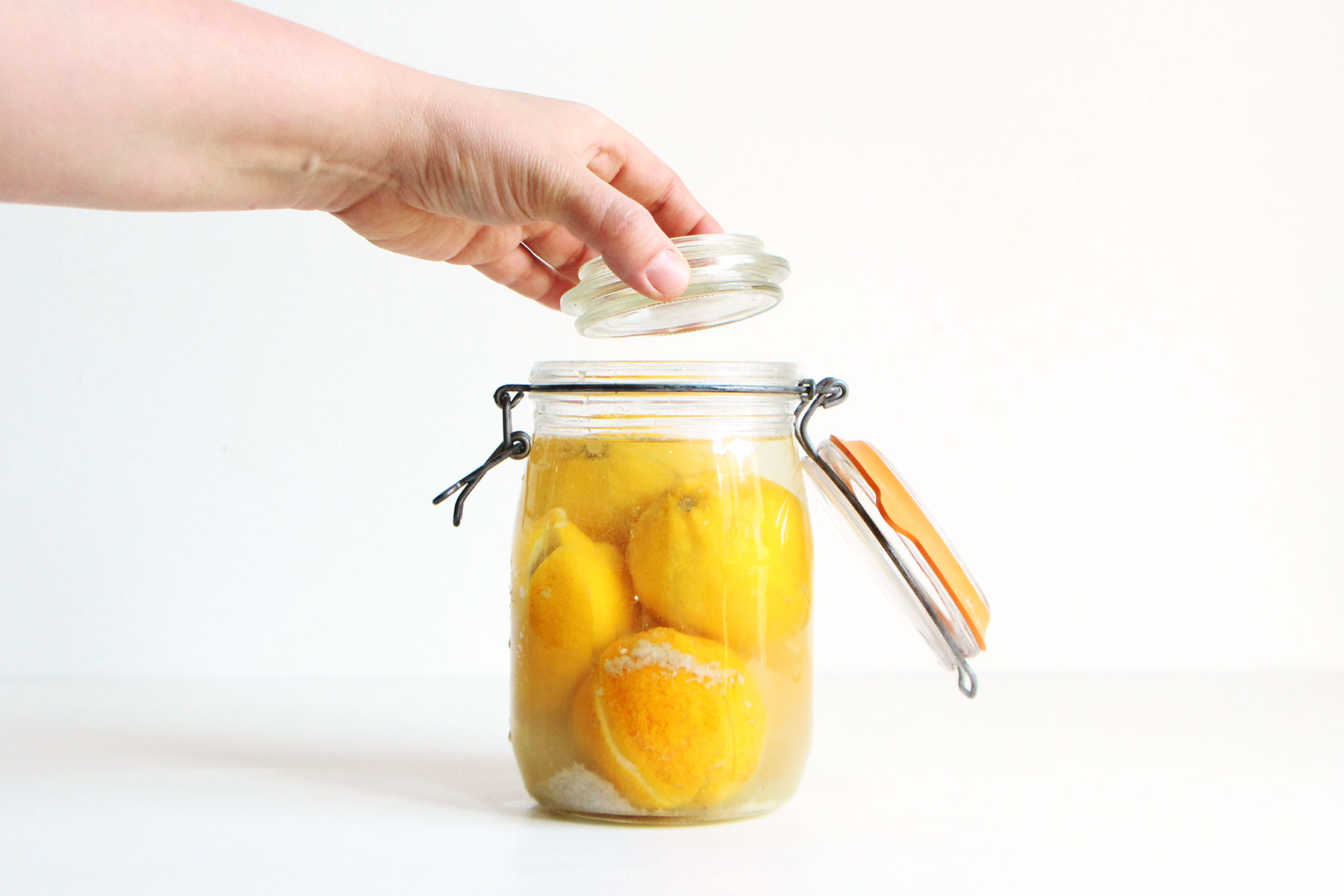 Bocal de citrons confits fermentés au sel en saumure