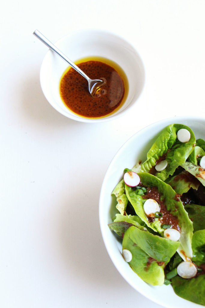 salade verte, radis en tranche et vinaigrette au miso