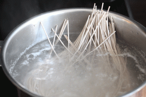 Recette de nouilles soba froides au coulis de tomate