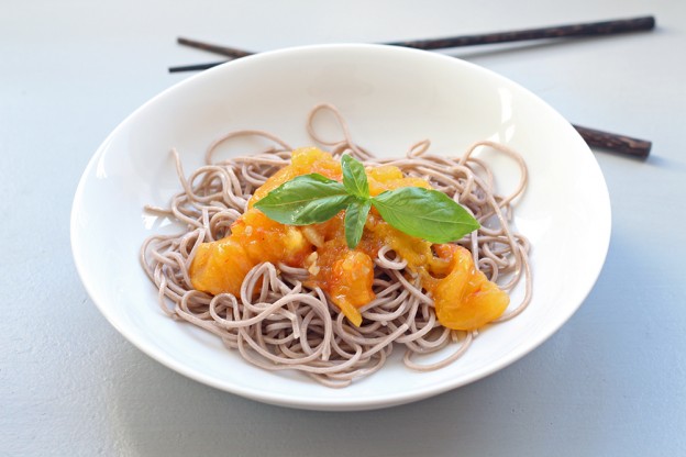 nouilles soba froides au coulis de tomate ananas