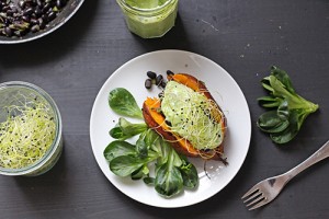 Patates douces garnies sauce avocat coriandre et graines germées