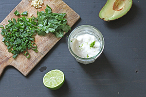 Patates douces garnies sauce avocat coriandre et graines germées