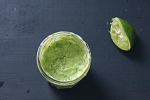 Patates douces garnies sauce avocat coriandre et graines germées