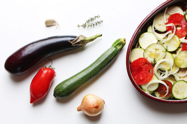 Tian aubergines, courgettes, tomates, oignon avant cuisson