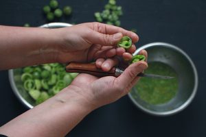 épépinage des tomates vertes pour une confiture antigâchis