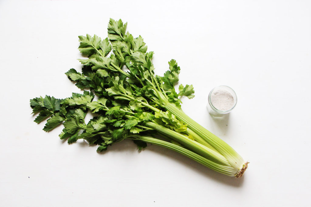 Sel et feuilles de celeri pour faire du sel au celeri