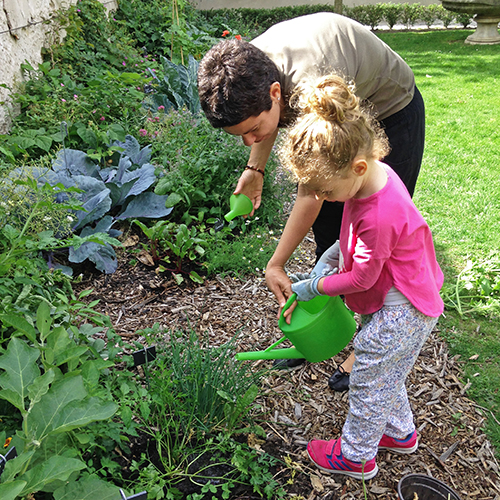 potager-urbain-musee-montmartre-paris-ateliers-jardinage-legumes-herbes-apprendre-à-cultiver-en-ville-enfants-adultes-nature-en-ville-paris-18-plein-air-printemps (4)