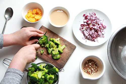 Préparation de la salade brocoli, kumquat et amandes, découpe du brocoli