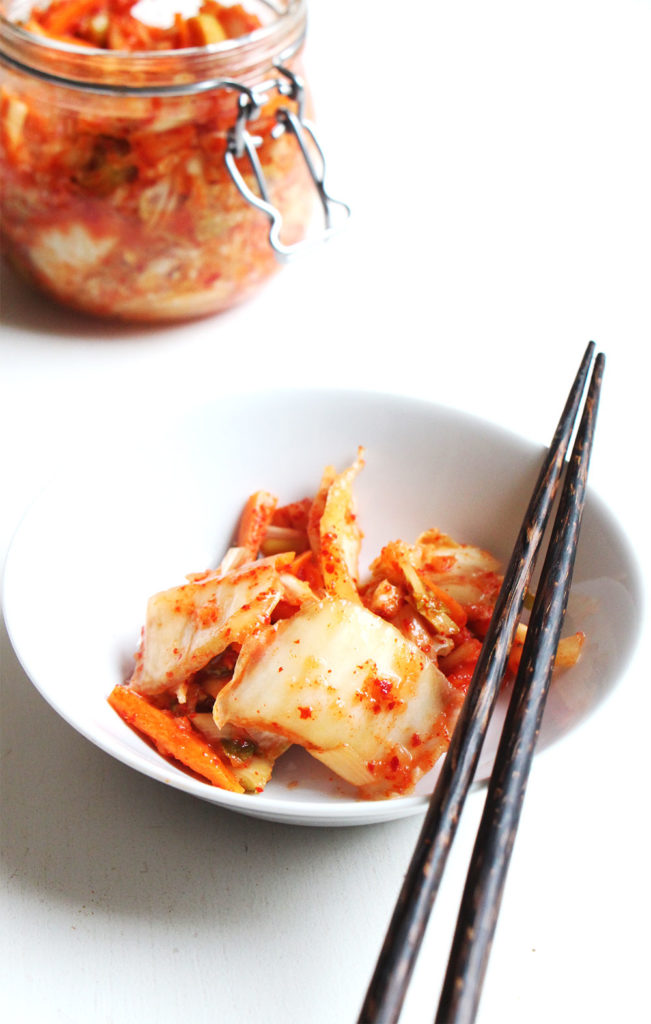 Bol de kimchi et baguette, bocal de kimchi