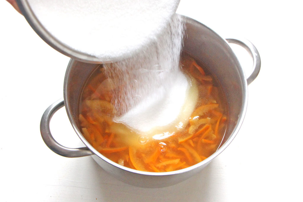 Ajout du sucre avec le jus et les zestes pour faire la marmelade d'orange