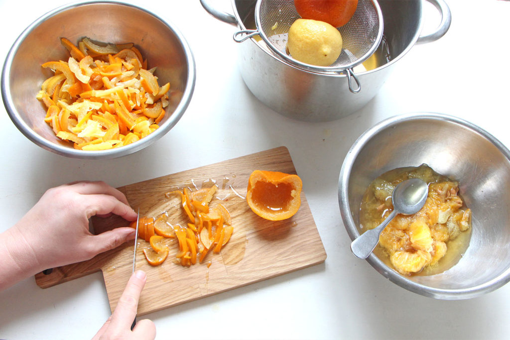 Découpe des zestes d"oranges pour faire de la marmelde d'orange