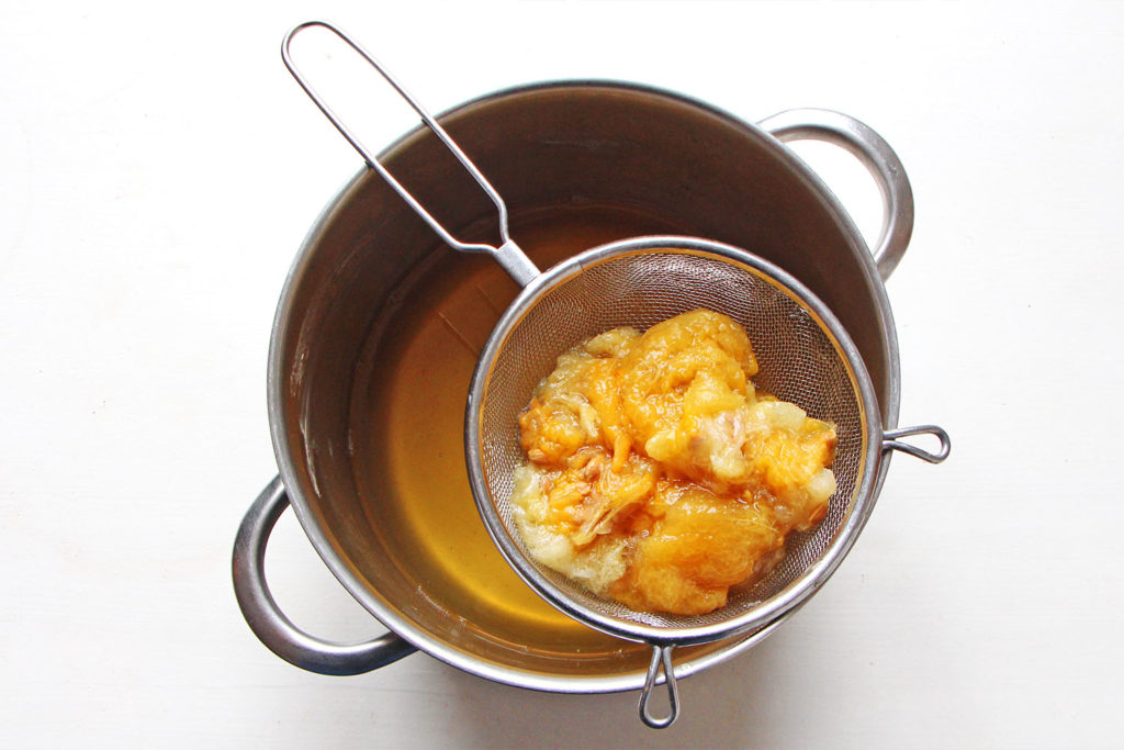 Egouttage de la pulpe des oranges et des citrons pour la marmelade d'orange