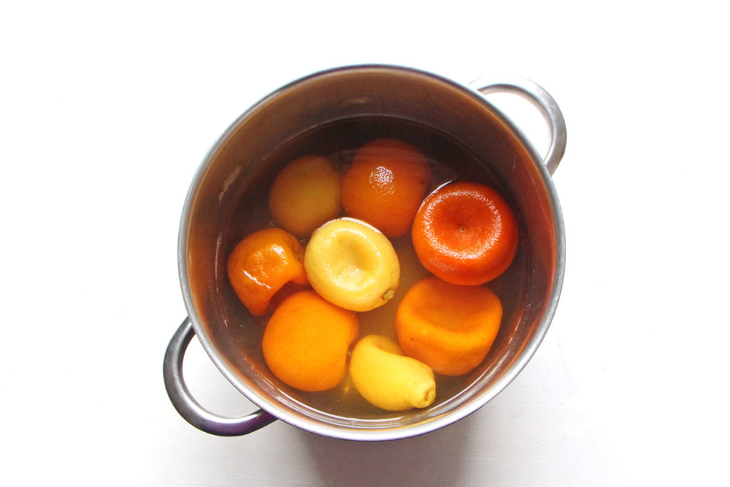 Oranges et citrons immergés dans l'eau après la première cuisson de la marmelade