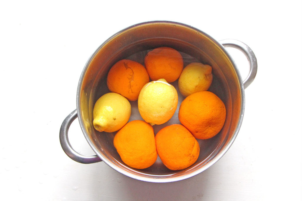 Oranges et citrons immergés dans l'eau avant cuisson de la marmelade d'oranges