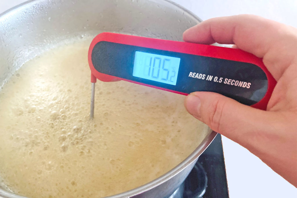 Mesure de la température de la marmelade d'orange avant d'arrêter la cuisson