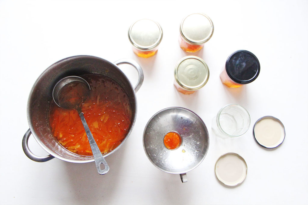 Mise en pot de la marmelade d'orange