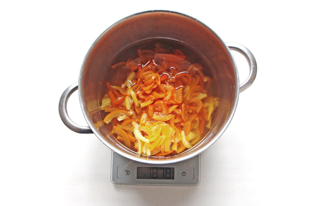 Pesée du jus et des zestes pour la marmelade d'orange